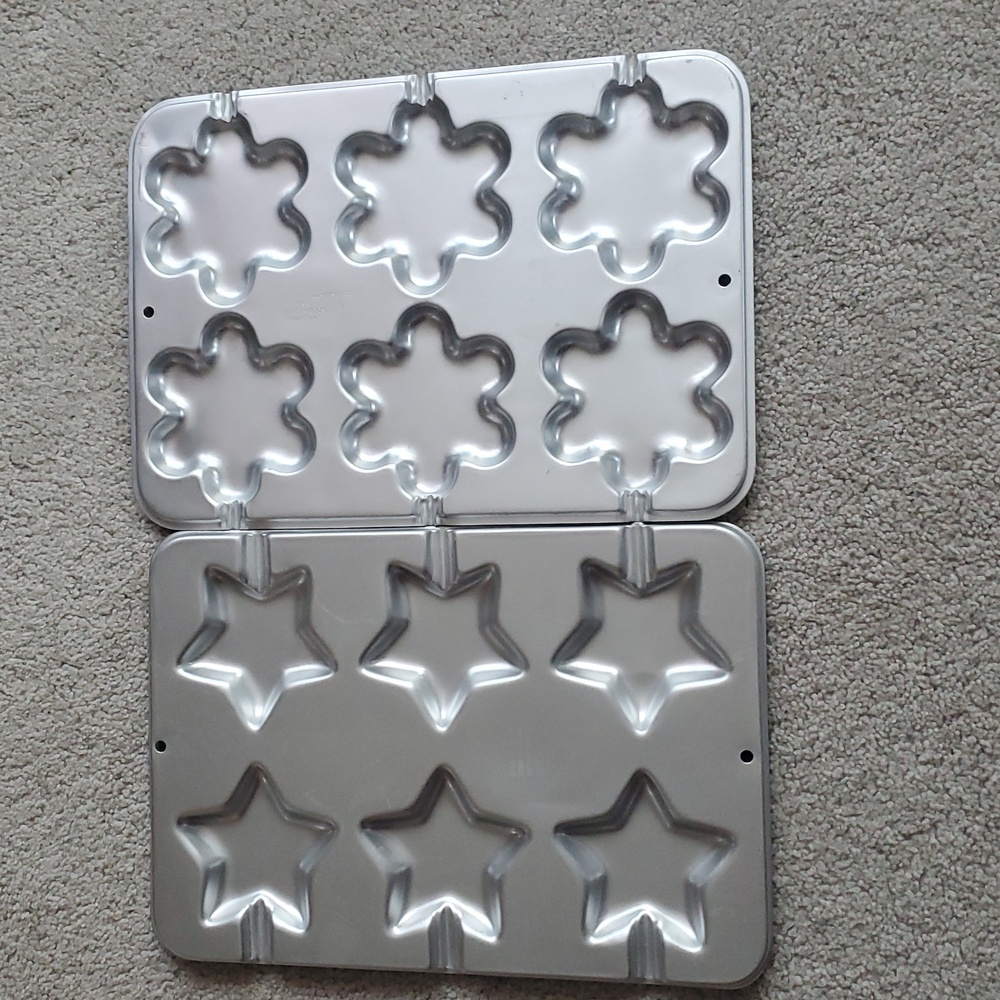 Set of 2 Wilton cookie treat pans